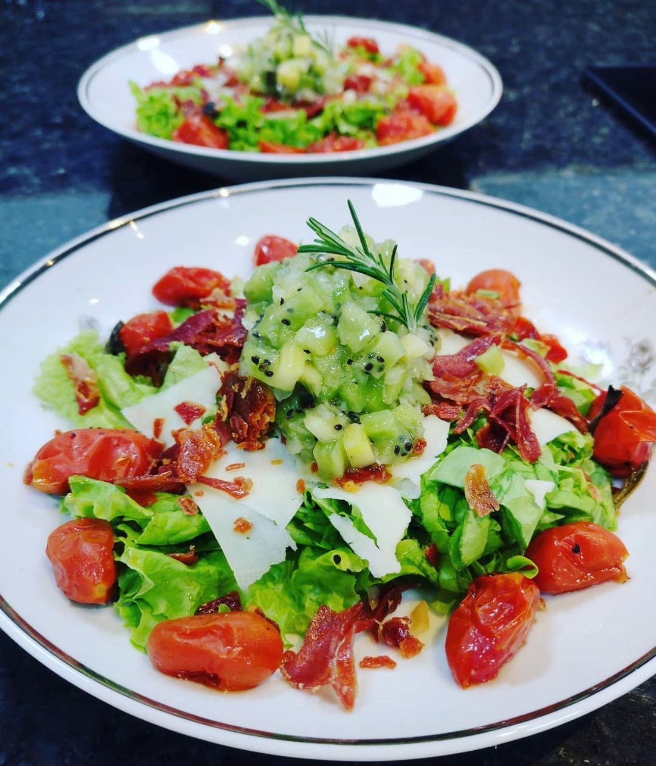 Salada gourmet com kiwi, parmesão e bacon
